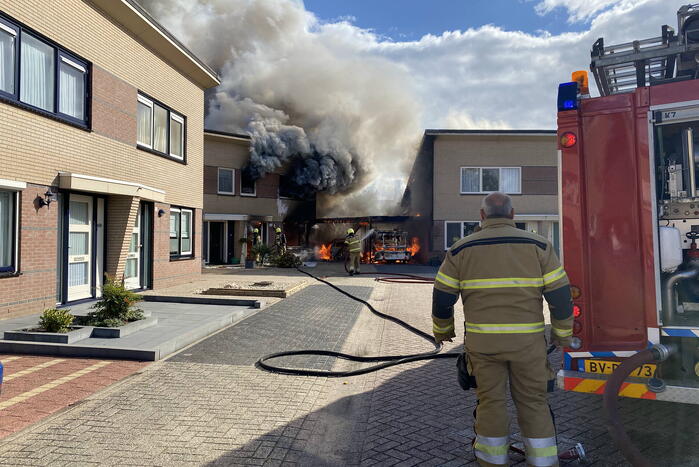 Enorme vlammen en rookwolken bij woningbrand