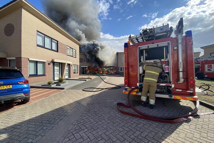 Enorme vlammen en rookwolken bij woningbrand