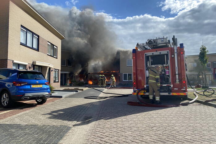 Enorme vlammen en rookwolken bij woningbrand