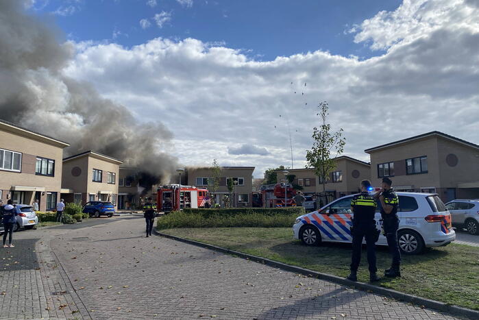 Enorme vlammen en rookwolken bij woningbrand
