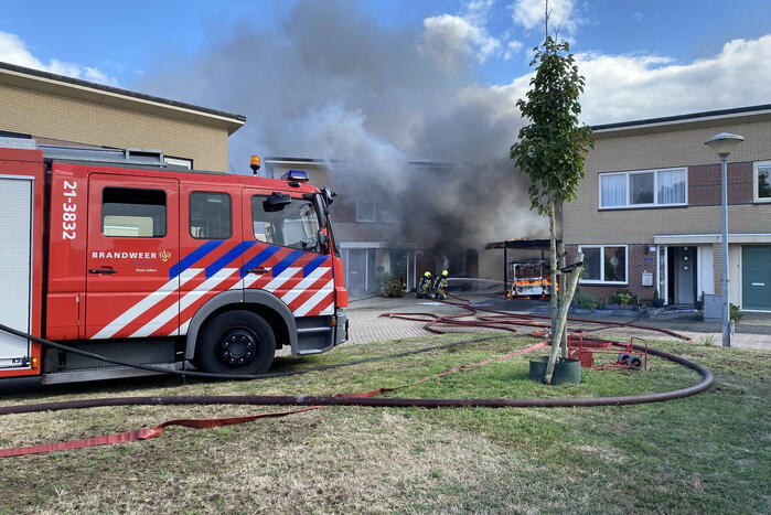 Enorme vlammen en rookwolken bij woningbrand