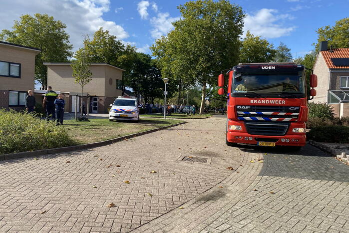 Enorme vlammen en rookwolken bij woningbrand
