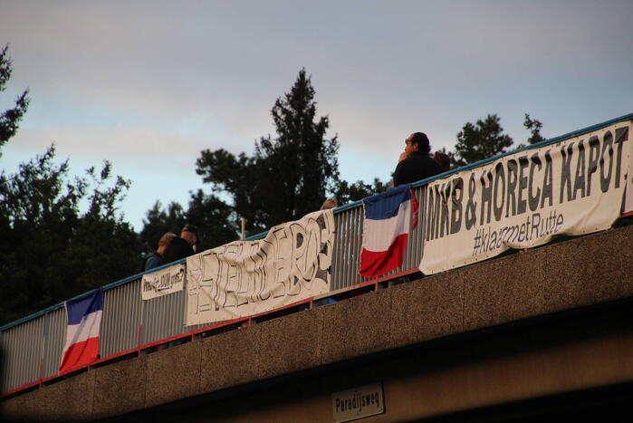 Protestactie op viaduct over snelweg