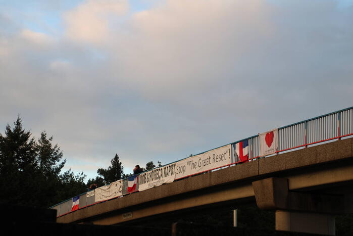 Protestactie op viaduct over snelweg