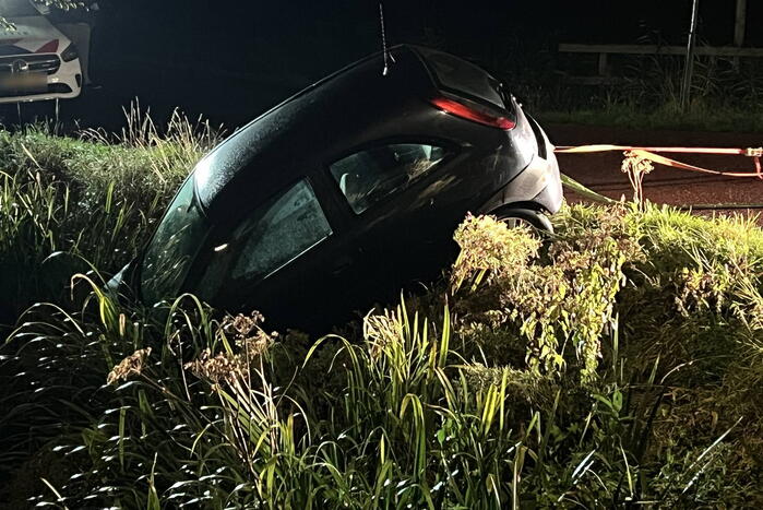 Bestuurder mist bocht belandt te water