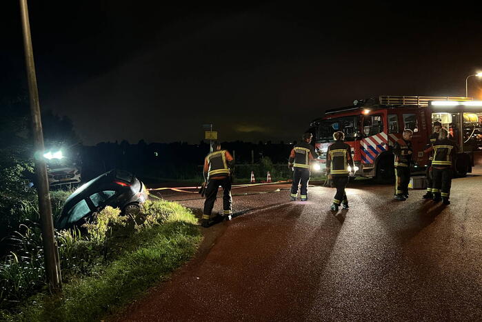 Bestuurder mist bocht belandt te water