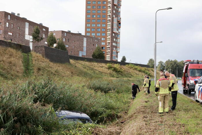 Verlaten auto in sloot aangetroffen