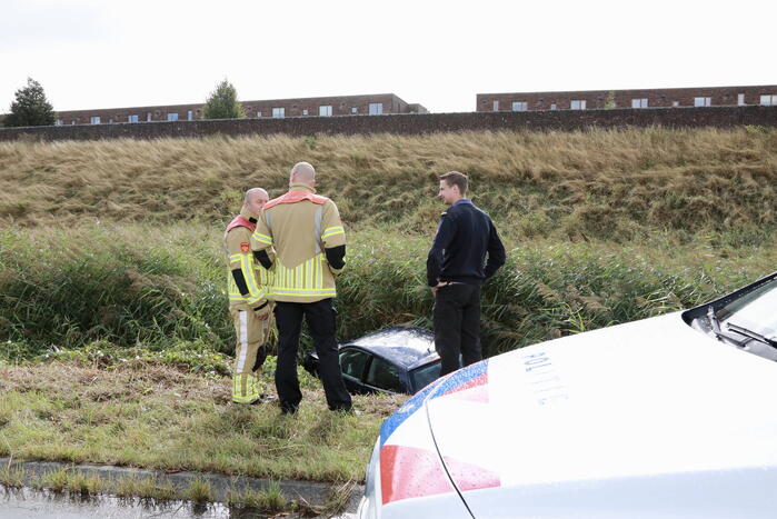 Verlaten auto in sloot aangetroffen