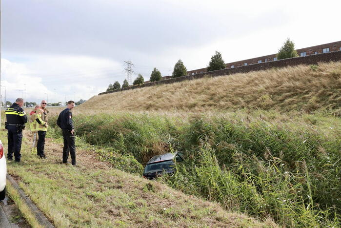 Verlaten auto in sloot aangetroffen