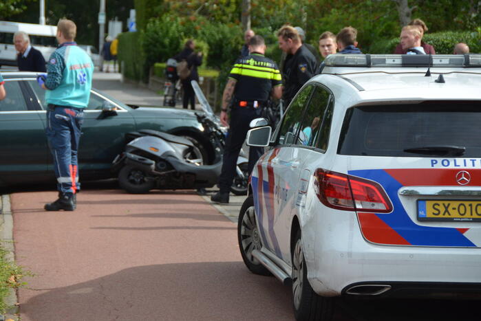 Scooterbestuurder botst tegen zijkant auto
