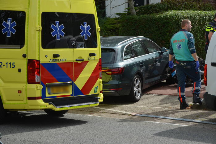 Scooterbestuurder botst tegen zijkant auto