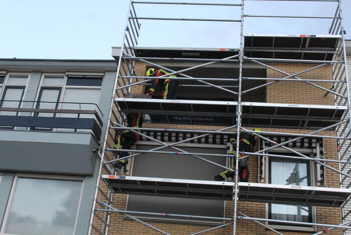 Houten platen dreigen van steiger te waaien