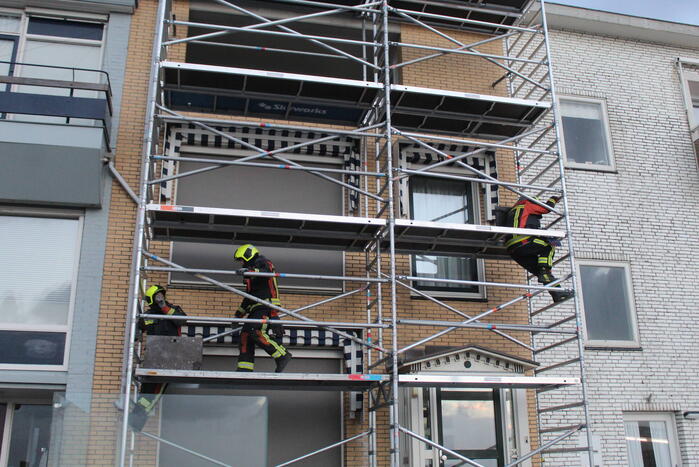 Houten platen dreigen van steiger te waaien