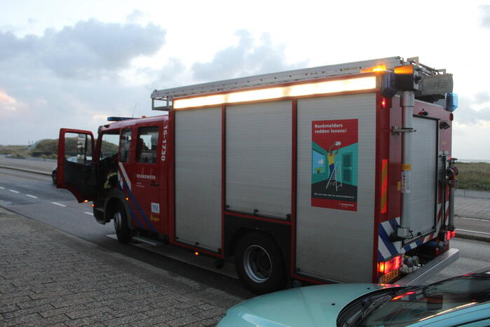 Houten platen dreigen van steiger te waaien