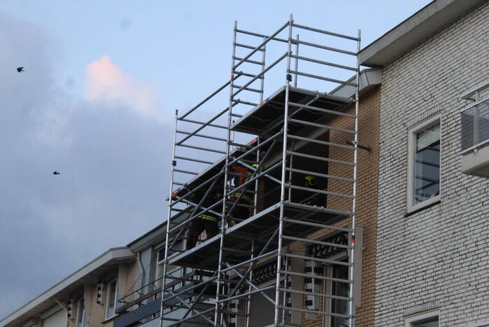 Houten platen dreigen van steiger te waaien