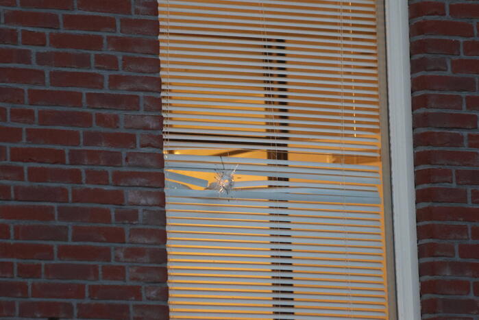 Schoten gelost op raam van woning