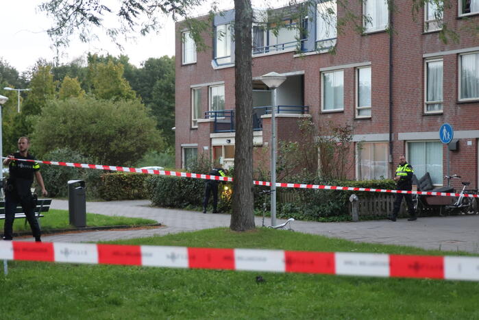 Schoten gelost op raam van woning