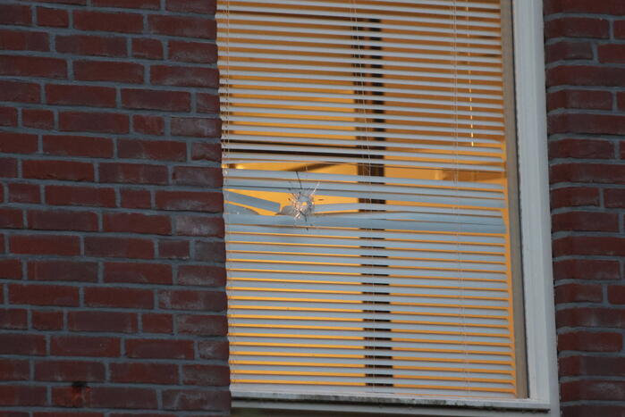 Schoten gelost op raam van woning