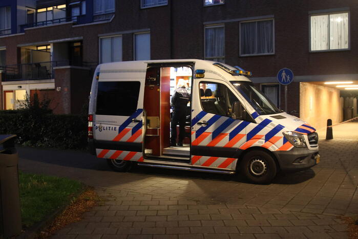 Schoten gelost op raam van woning