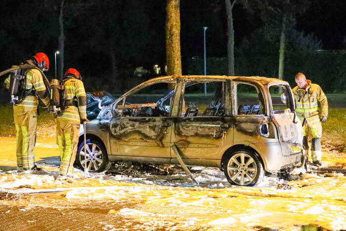 Geparkeerd auto verwoest vanwege brand