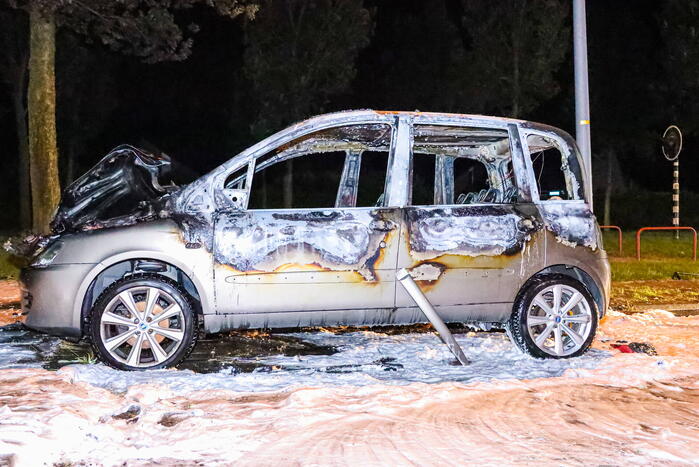 Geparkeerd auto verwoest vanwege brand