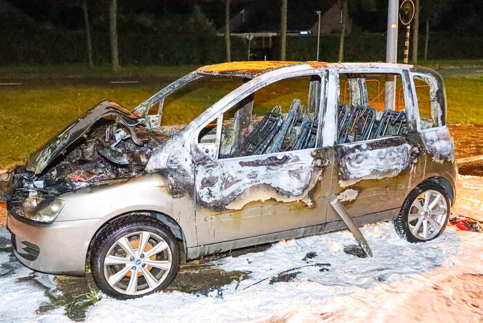 Geparkeerd auto verwoest vanwege brand