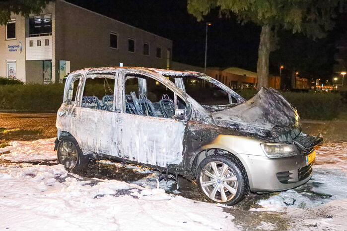 Geparkeerd auto verwoest vanwege brand