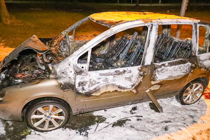Geparkeerd auto verwoest vanwege brand