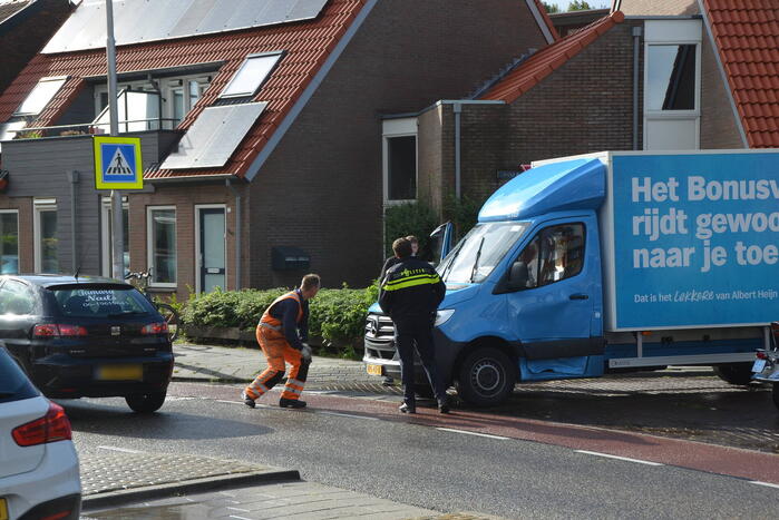 Bakwagen en personenauto in botsing