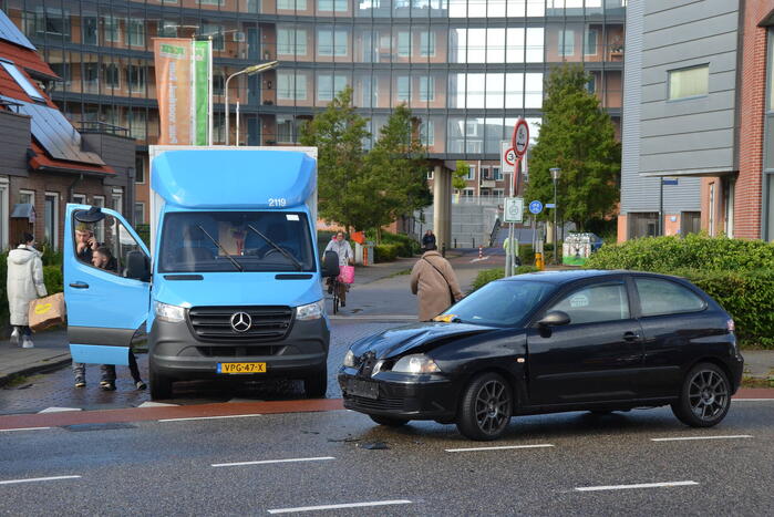 Bakwagen en personenauto in botsing