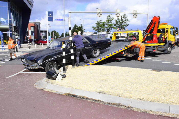Oldtimer uit 1964 flink beschadigd na botsing
