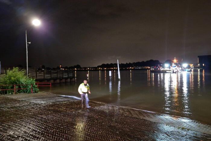 Twee inzittenden voertuig gered uit water