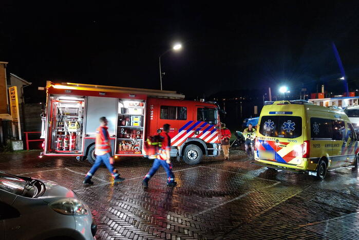 Twee inzittenden voertuig gered uit water