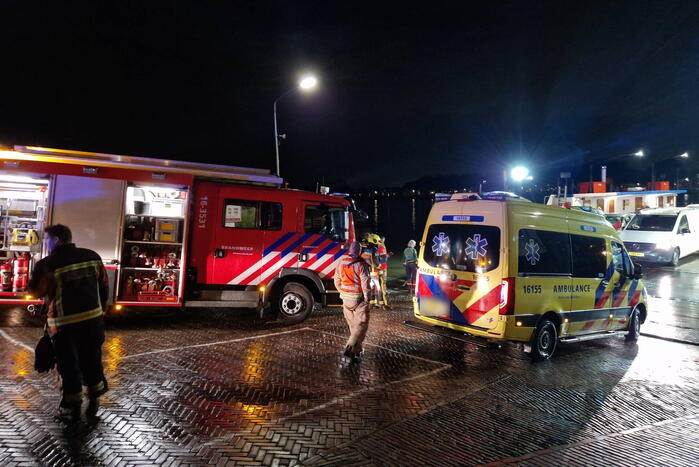 Twee inzittenden voertuig gered uit water