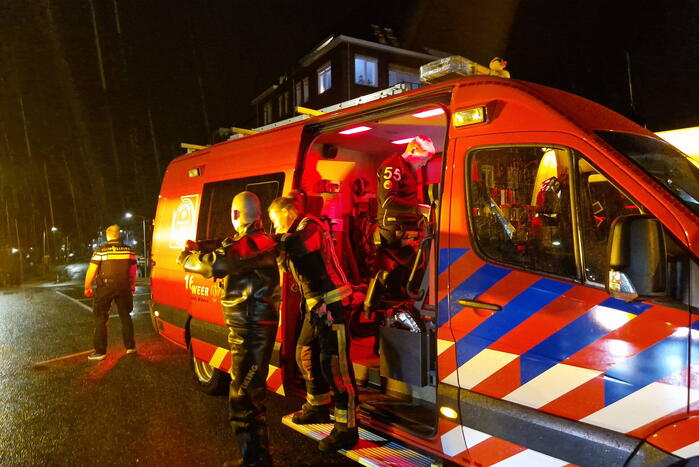Twee inzittenden voertuig gered uit water