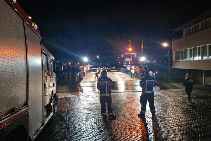 Twee inzittenden voertuig gered uit water