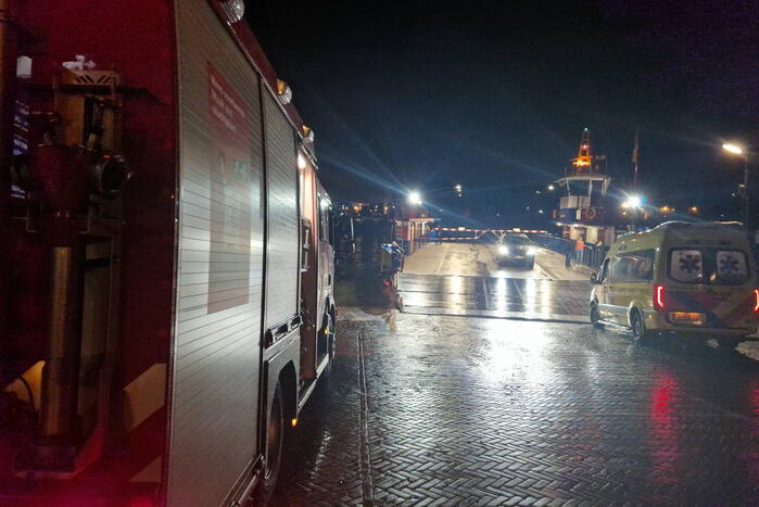 Twee inzittenden voertuig gered uit water