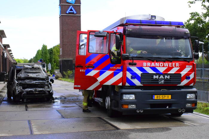 Bestelbus vliegt in brand bij winkelcentrum