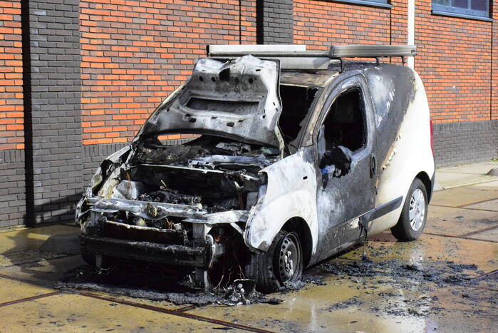 Bestelbus vliegt in brand bij winkelcentrum