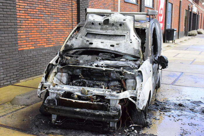 Bestelbus vliegt in brand bij winkelcentrum