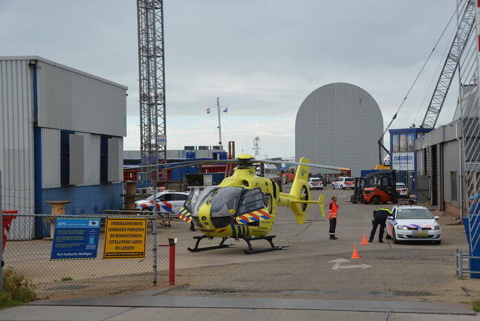 Persoon ernstig gewond na val in ruim van vrachtschip