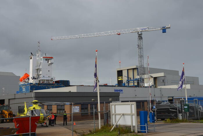 Persoon ernstig gewond na val in ruim van vrachtschip
