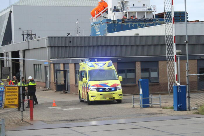 Persoon ernstig gewond na val in ruim van vrachtschip