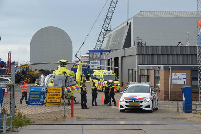 Persoon ernstig gewond na val in ruim van vrachtschip