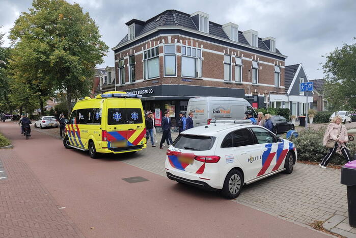 Deel scooter botst in zijkant van bestelbus