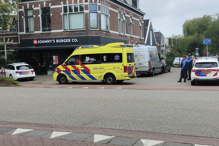 Deel scooter botst in zijkant van bestelbus