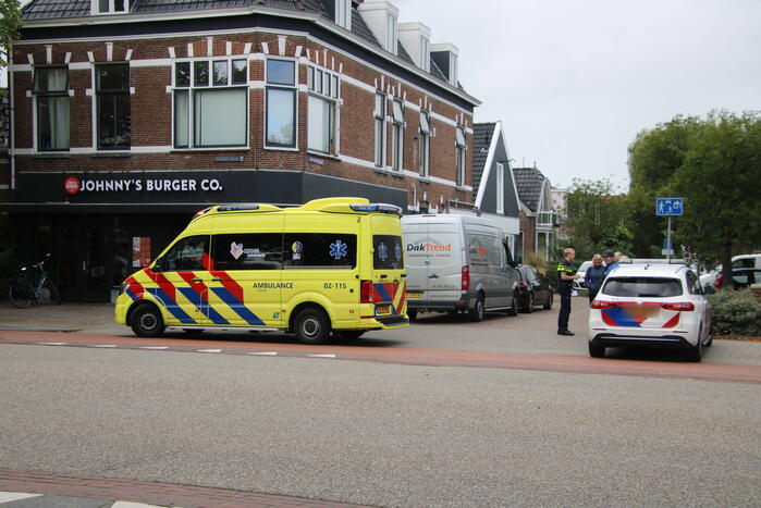 Deel scooter botst in zijkant van bestelbus