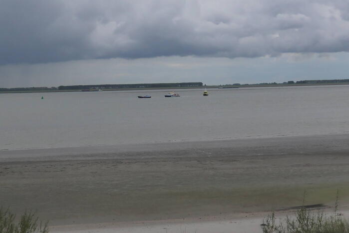Brand na mogelijk explosie op schip Westerschelde