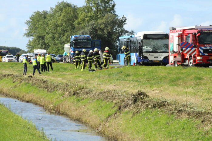 Gewonde bij aanrijding met lijnbus en auto