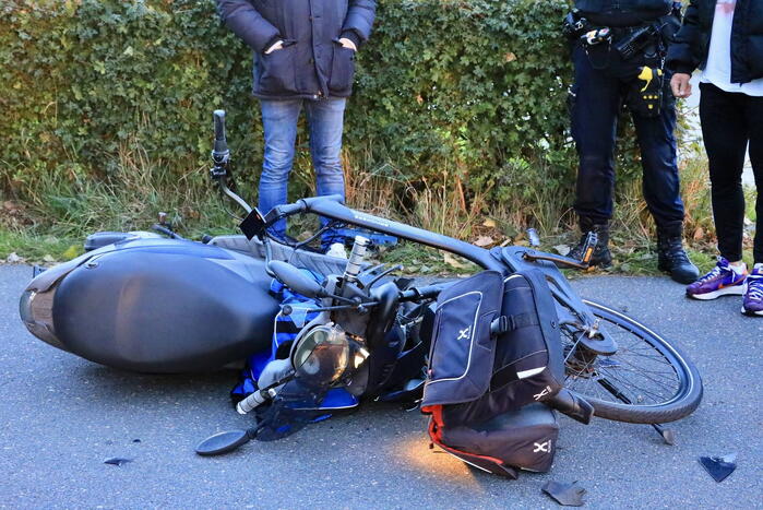 Frontale botsing tussen scooterrijder en fietser